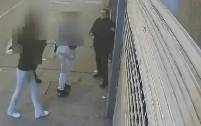 3 مراهقات بريطانيات يهاجمن مسنا في