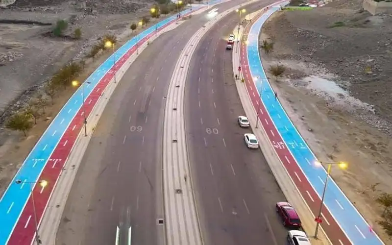 أمانة عمان تنفذ ممشى في شارع