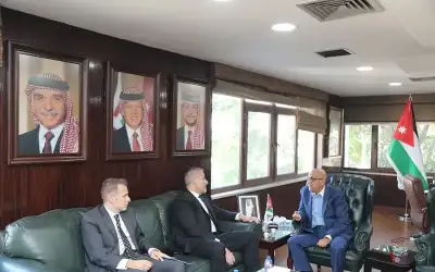 وزير المياه والري يستقبل السفير المصري
