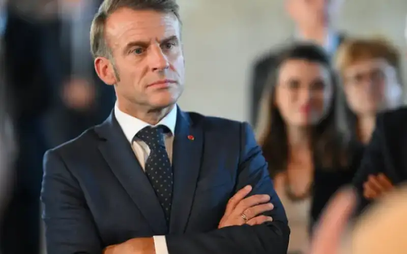 ماكرون في عزلة ومفاوضات أخيرة لتشكيل