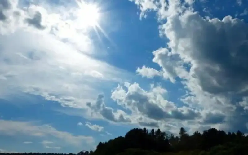 طقس لطيف نهارا وبارد نسبي ليلا