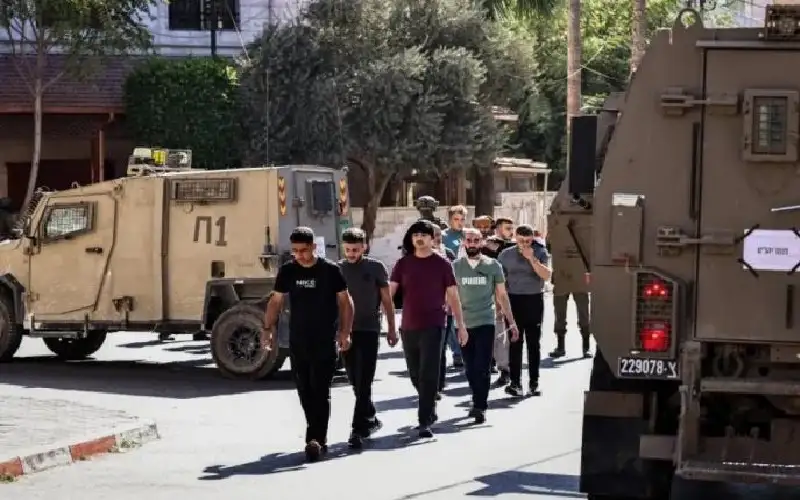 اعتقالات جماعية بالخليل وإصابة شاب بالرصاص