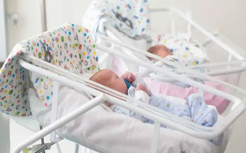 الحمض النووي يكشف لغز تبديل طفلتين