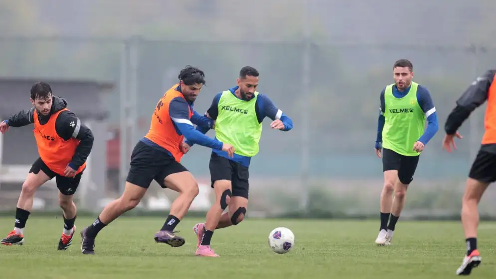 المنتخب الوطني لكرة القدم يلتقي بنظيره