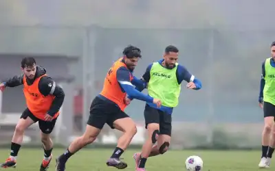 المنتخب الوطني لكرة القدم يلتقي بنظيره