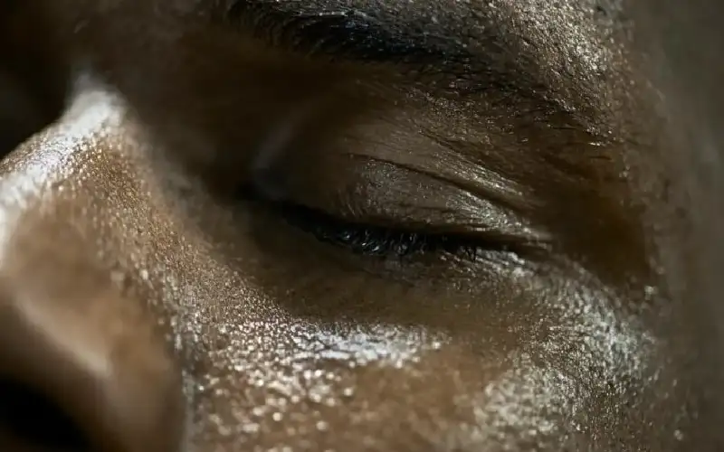 ما الفرق بين العرق الساخن والبارد؟