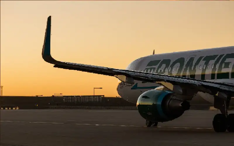 امرأة تجبر ركاب طائرة على عدم