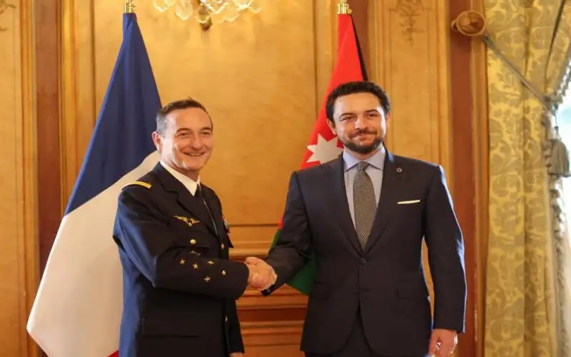 ولي العهد يلتقي رئيس أركان الجيش