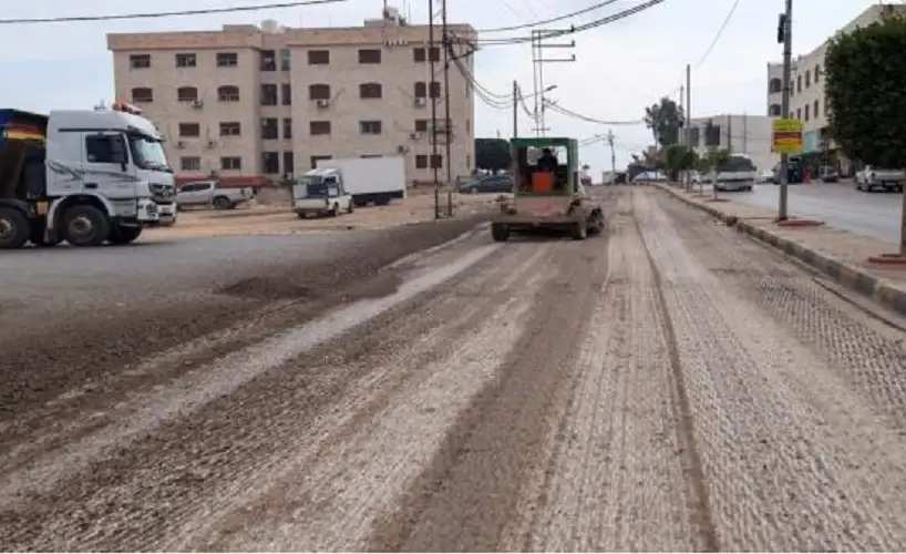 بلدية إربد تواصل تنفيذ خطتها لتعبيد