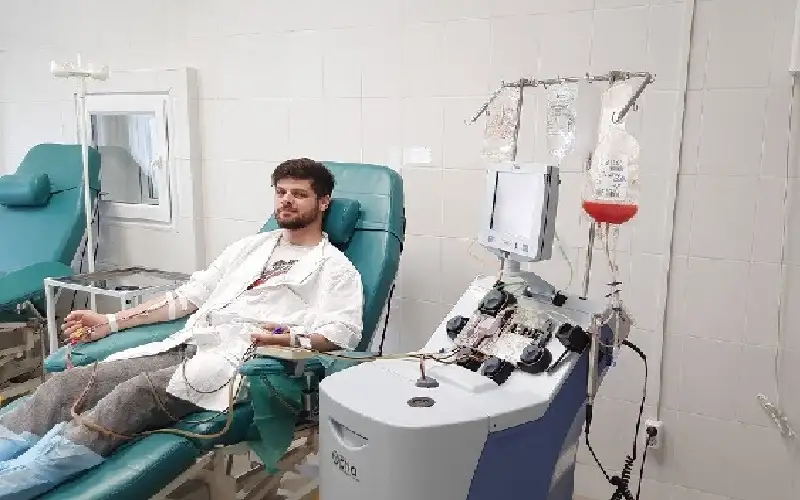 روسي يتبرع بنخاع العظم وينقذ حياة