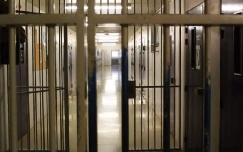 عجوز يسرق سوبر ماركت ليدخل السجن