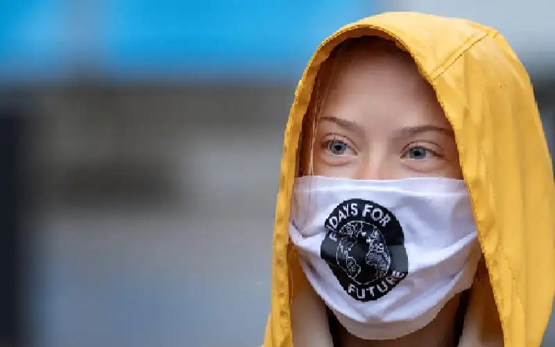 غريتا تونبرغ والكوفية.. حين أبحرت فتاة