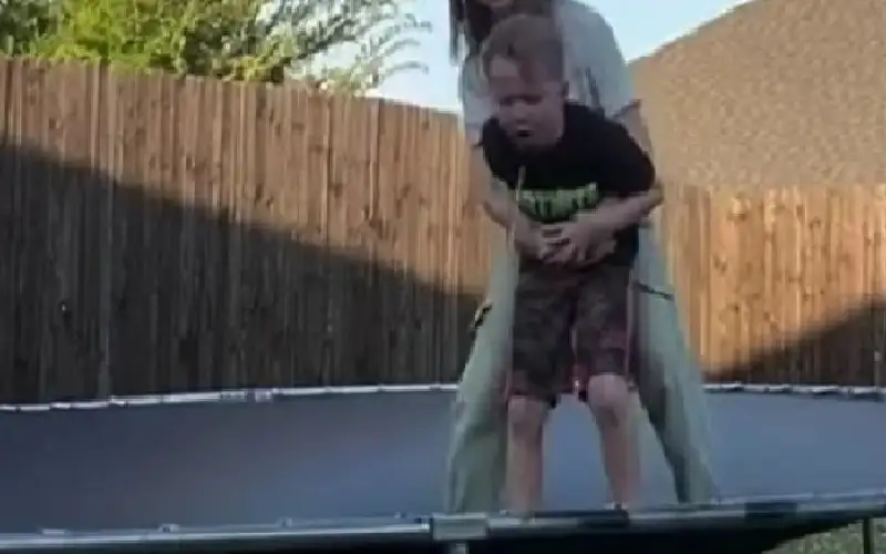 شجاعة تفوق العمر.. طفلة في العاشرة