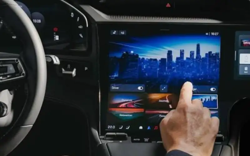 هل مجرد تركيب شاشة داخل المركبة