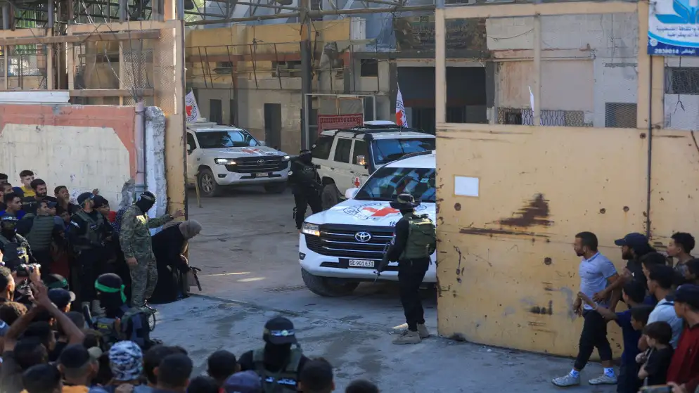 حماس تسلم 20 محتجزا إسرائيليا إلى