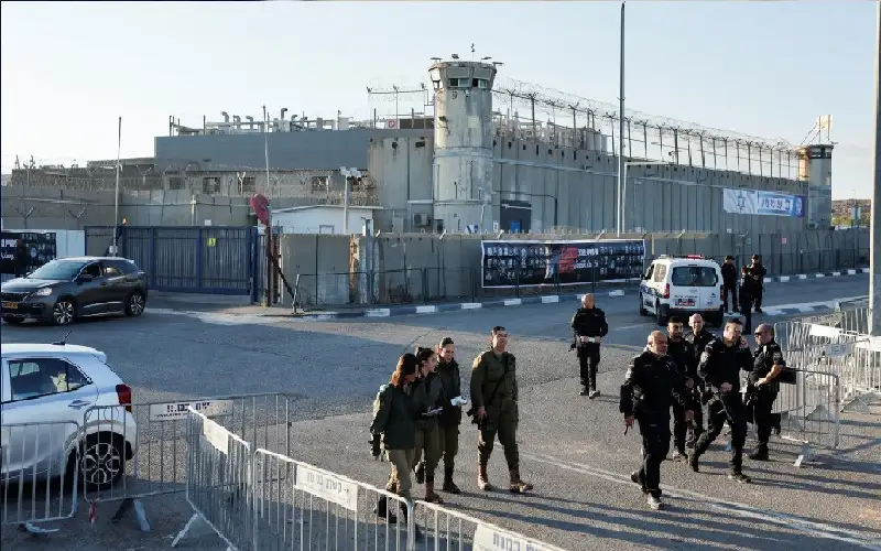 وصول أولى حافلات الأسرى الفلسطينيين المحررين