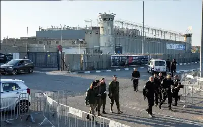 وصول أولى حافلات الأسرى الفلسطينيين المحررين