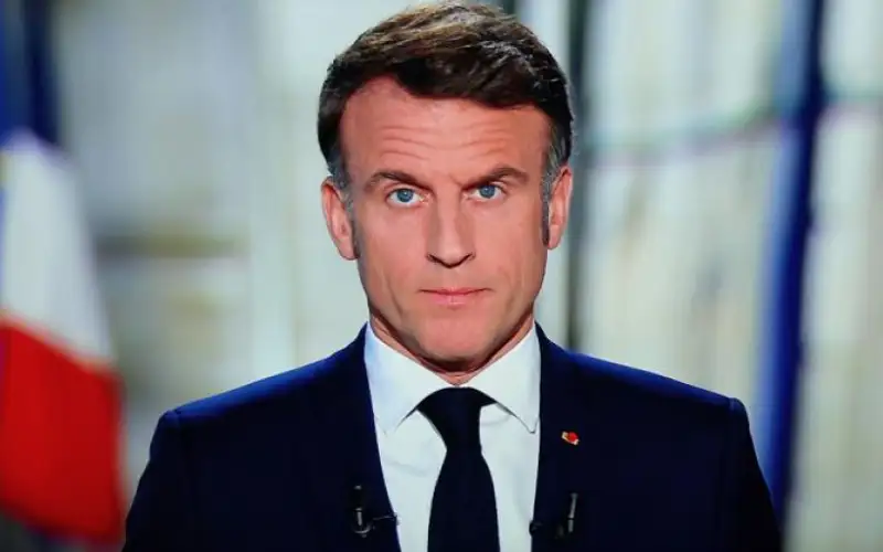 ماكرون يرفض الاستقالة رغم التهديدات بحجب