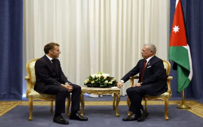 الملك يعقد لقاءات مع قادة قطر