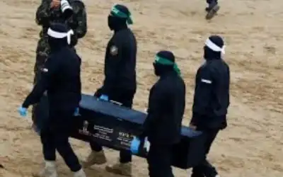 إعلام عبري: بدء تسليم جثث الأسرى