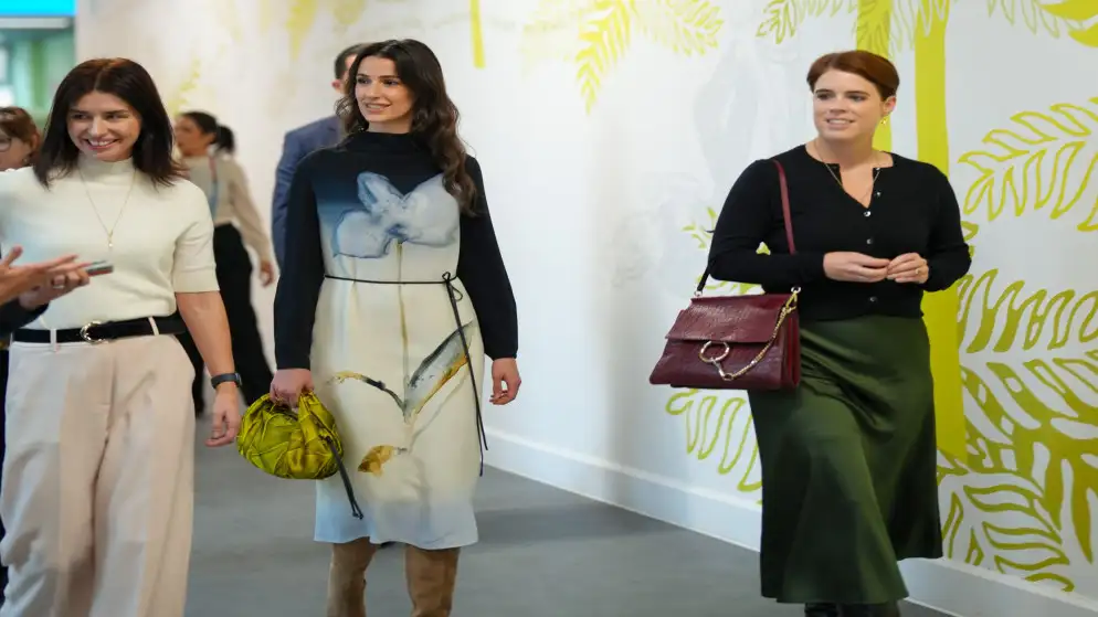 الأميرة رجوة تطلع على أعمال فنية