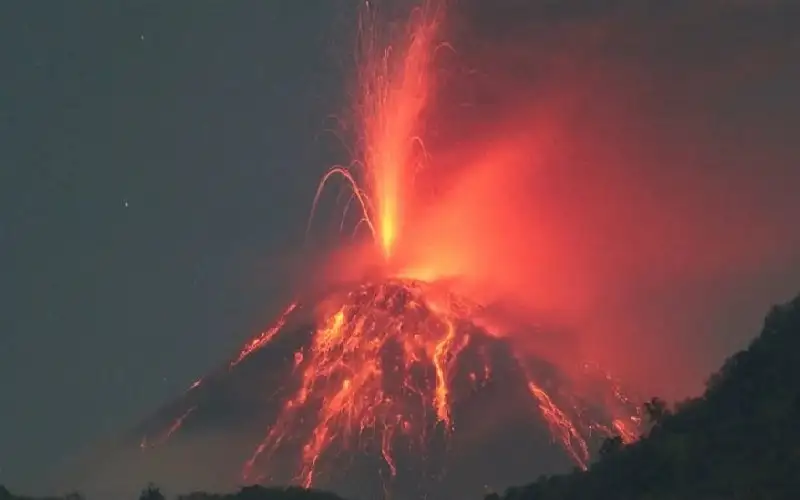 بركان إندونيسيا يقذف رمادا لارتفاع 10