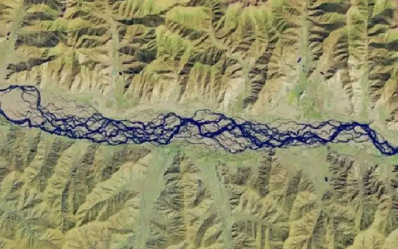 نهر مضفر يتلوى تحت حرارة الكوكب..