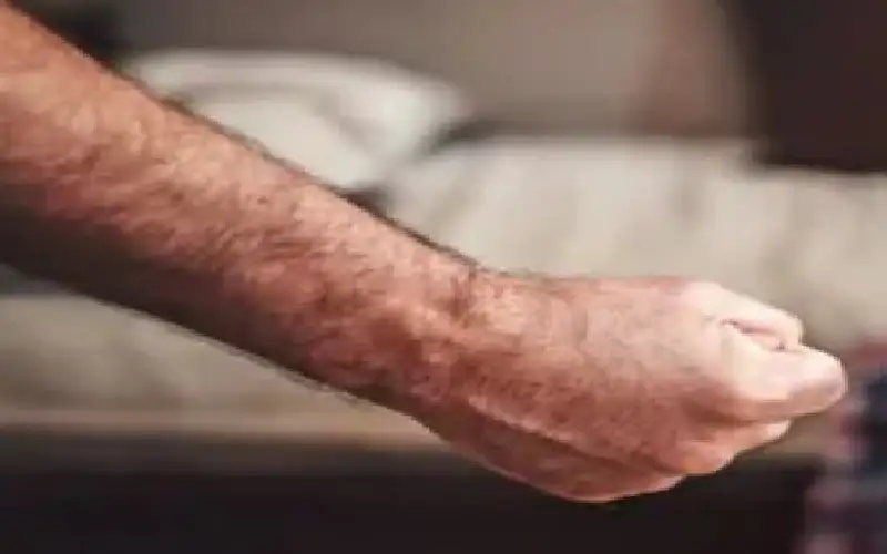 أب يعذب طفليه بالنار فيقتل أحدهما