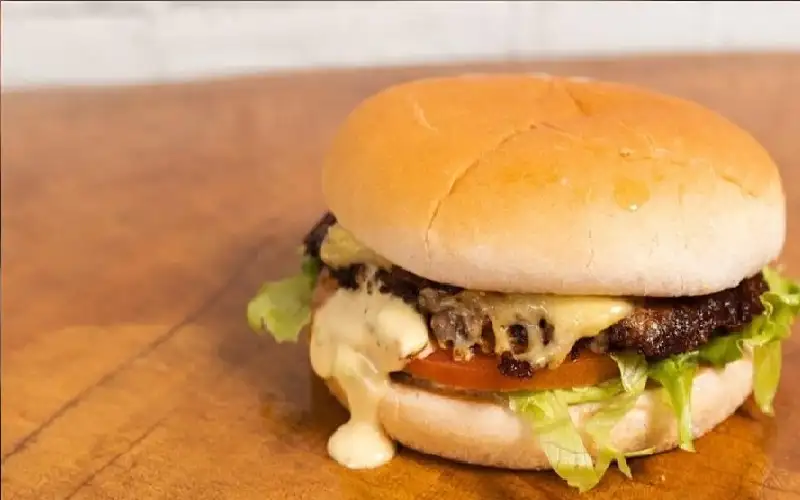 خلاف على ساندويتش برغر يتحول إلى