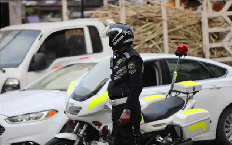 الأمن يضبط 4 مركبات أغلقت الطريق