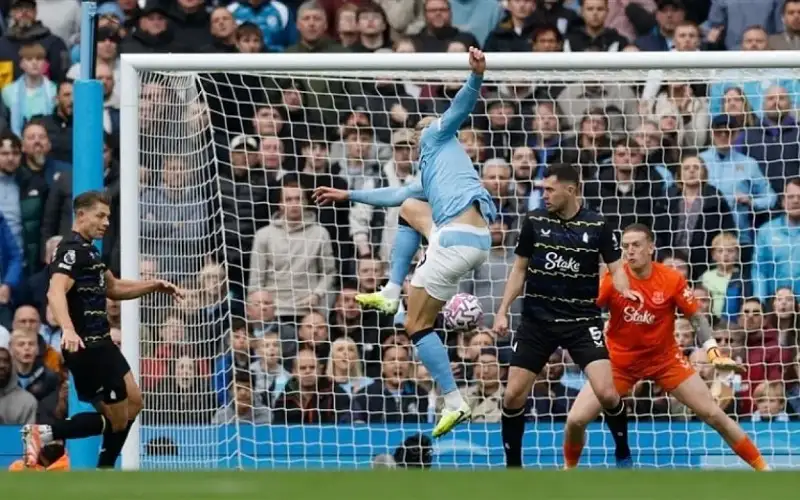 هالاند يسقط إيفرتون ويقفز بالسيتي للصدارة