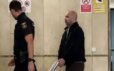 بجوار جثة والدته.. اسباني لم يغادر