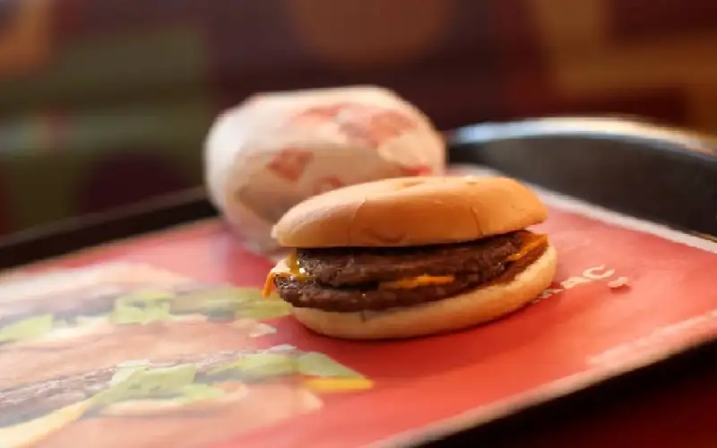 ماذا يفعل تناول الوجبات السريعة لمدة