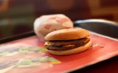 ماذا يفعل تناول الوجبات السريعة لمدة