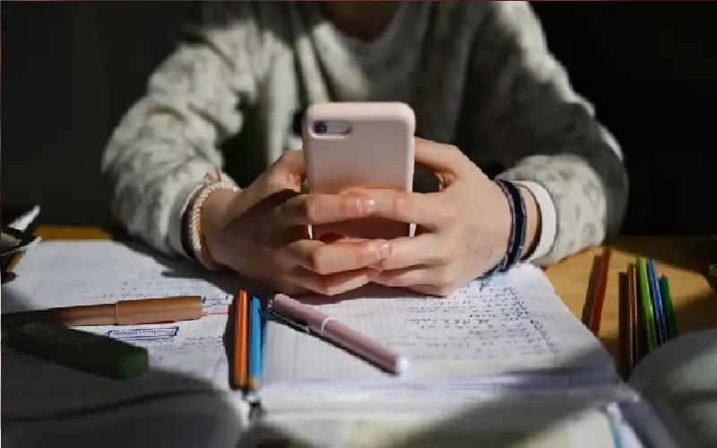 دراسة: ساعة يومية أمام الشاشة تقلل