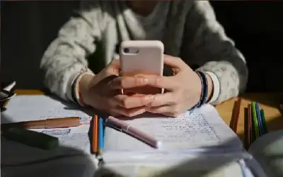 دراسة: ساعة يومية أمام الشاشة تقلل