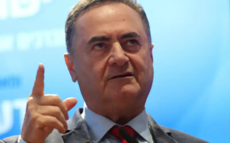 وزير الدفاع الإسرائيلي يتوعد حماس ويأمر