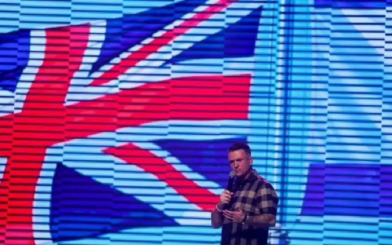 روبنسون.. “بلطجي من بريطانيا” ينادي من