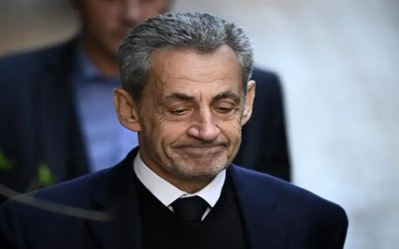 نيكولا ساركوزي خلف القضبان .. أول