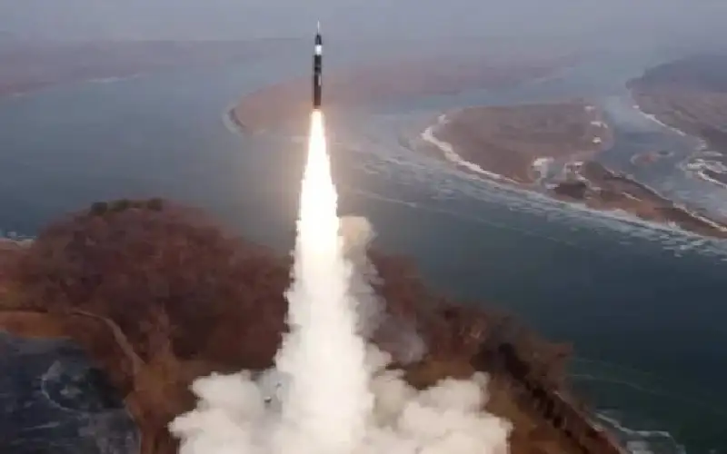 كوريا الشمالية تطلق صاروخا باليستيا قبل