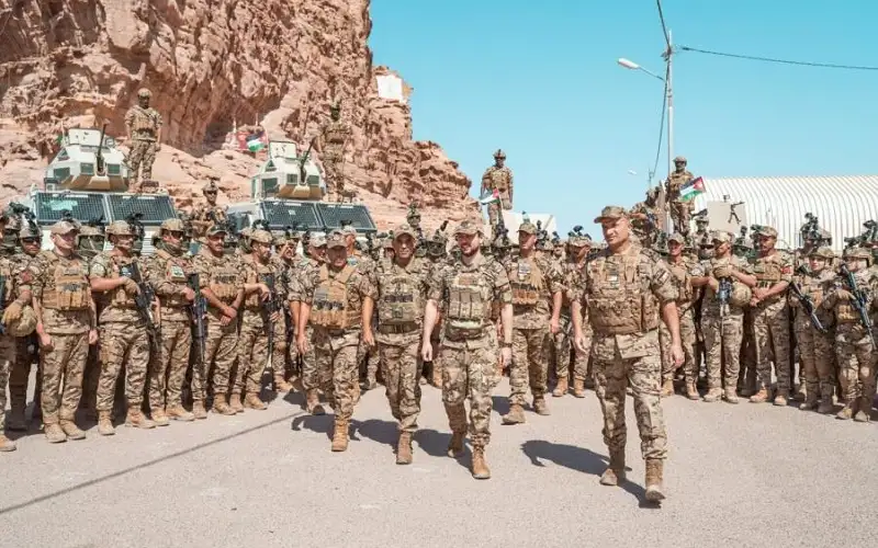 ولي العهد يتابع تمرينا تعبويا لكتيبة