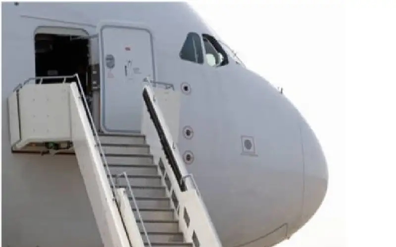 لماذا تقف المضيفات عند مدخل الطائرة؟