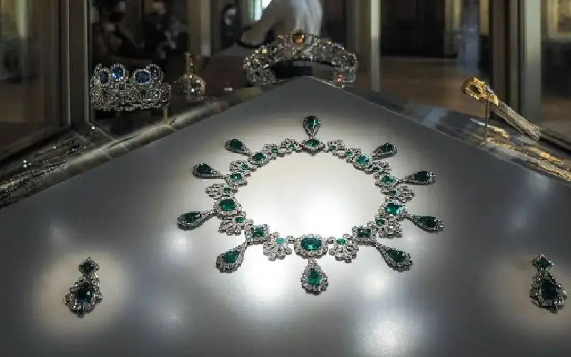 مجوهرات اللوفر المسروقة.. بين الضياع الدائم