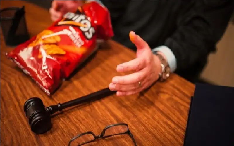 الذكاء الاصطناعي ظن ان دوريتوس سلاحا..