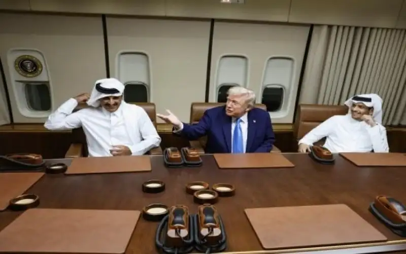 على متن الطائرة .. ترامب يلتقي