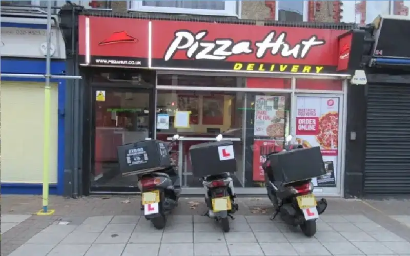 فضيحة في مطعم بيتزا هت بلندن..