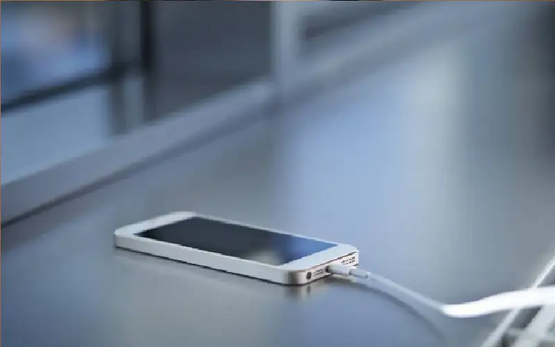 ماذا يحدث عند شحن هاتفك بجانبك