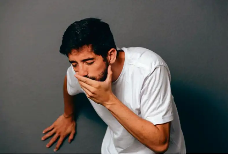 القيء الشتوي .. الأعراض وأسباب العدوى