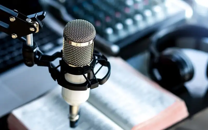 إذاعات الغرف المغلقة.. حين يسقط الإعلام