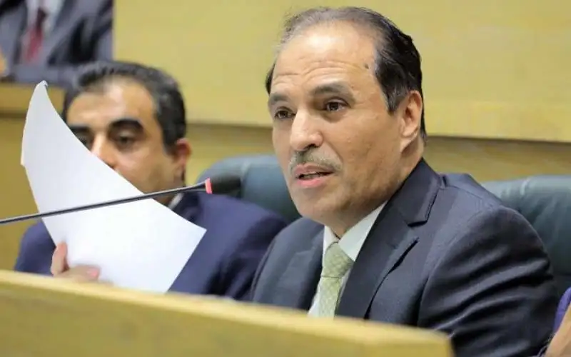 النائب السابق محمد عناد الفايز يسلم